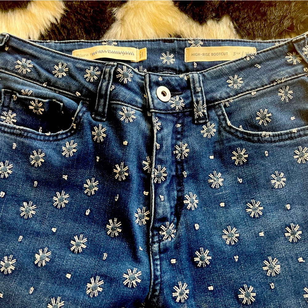 Pilcro high rise embroidered bootcut jeans by Anthrolopogie sz 26
